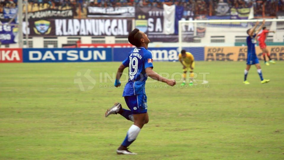 Febri Hariyadi menyumbang satu gol saat Persib Bandung mengalahkan Persegres Gresik United. Copyright: &copy; Muhammad Ginanjar/Indosport